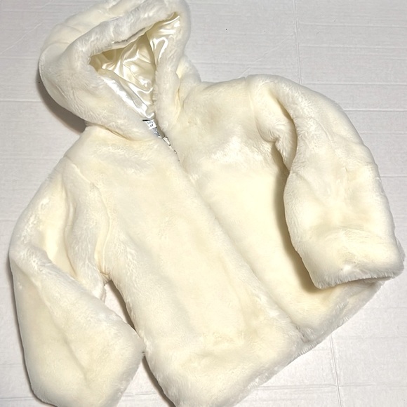 Old Navy Other - Old Navy Cream Faux Fur 4T Jacket.